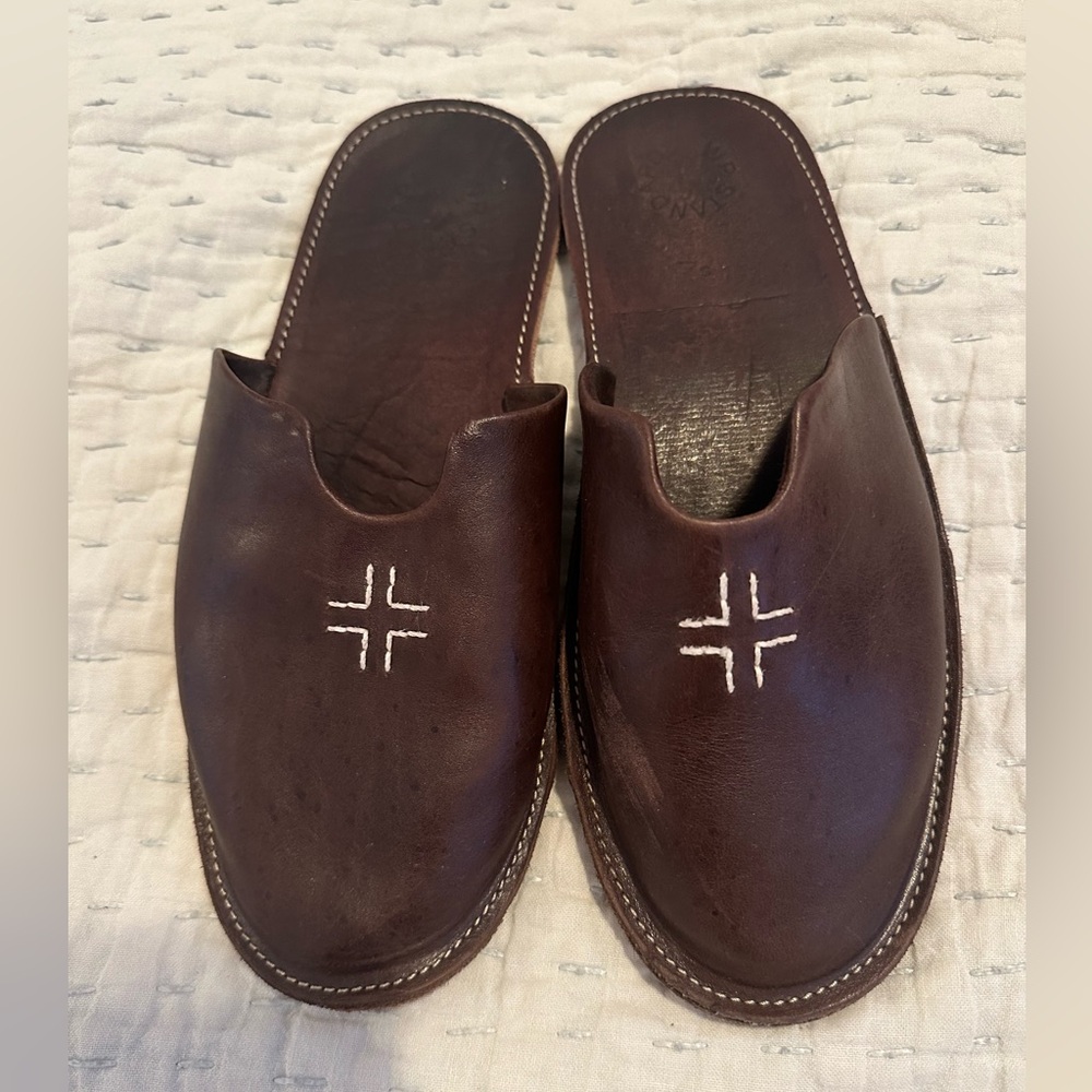 WP Standard Mr. Grumpy Leather Slippers Men’s Small (Size 7-8)